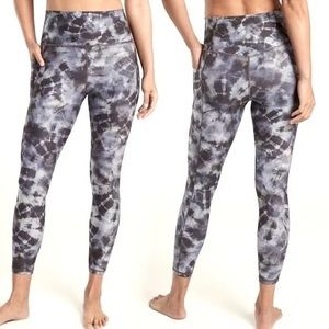 Athleta Salutation Stash Pocket II leggings Small